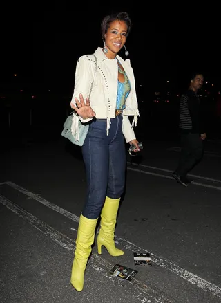 Yellow Mellow - A jacket-and-boots-clad Kelis pulls her western look together with a polished chain-strap purse while in L.A. for Prince’s concert. (Photo: INFphoto.com)