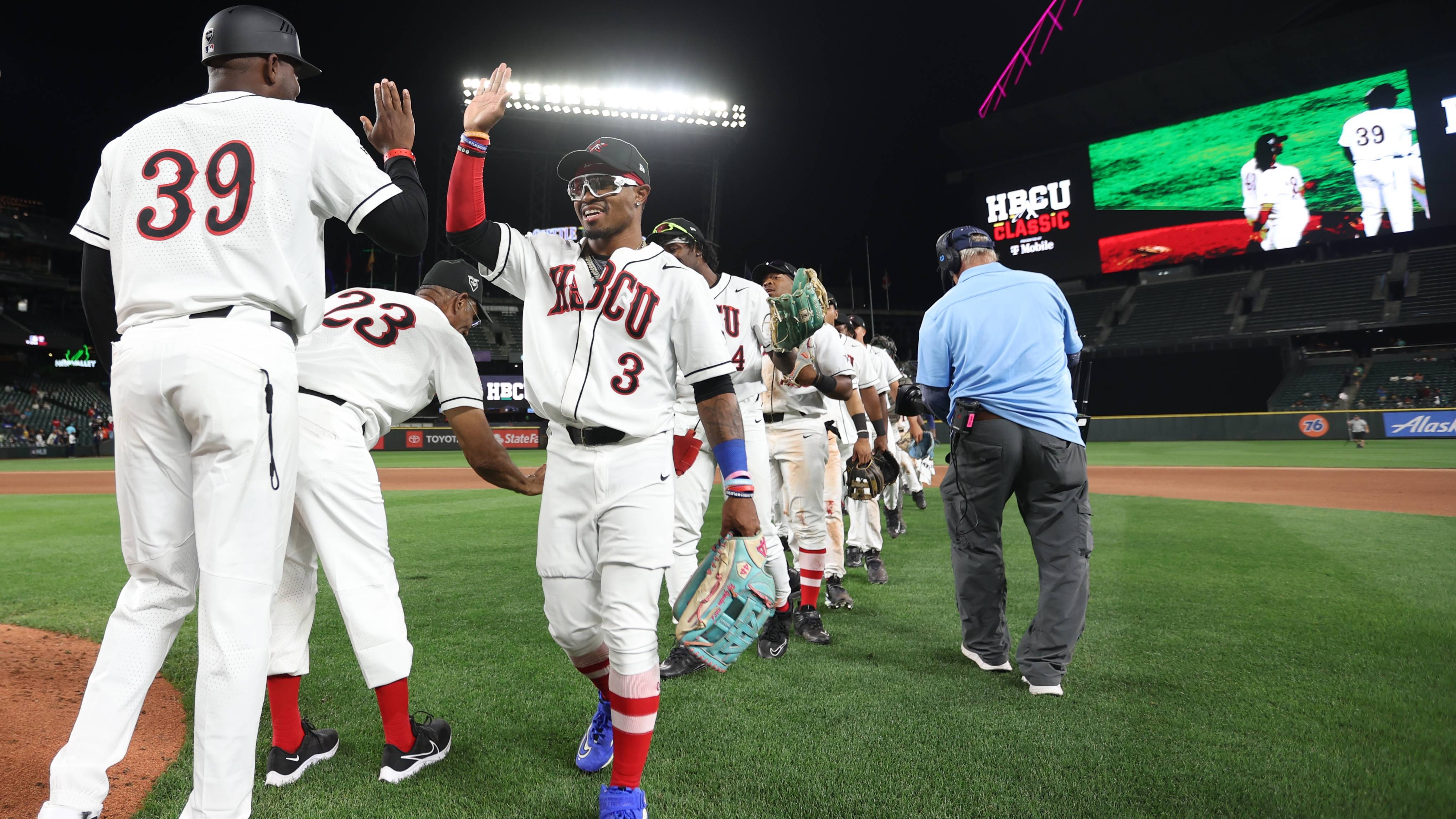 MLB stars spice up the diamond on Players Weekend
