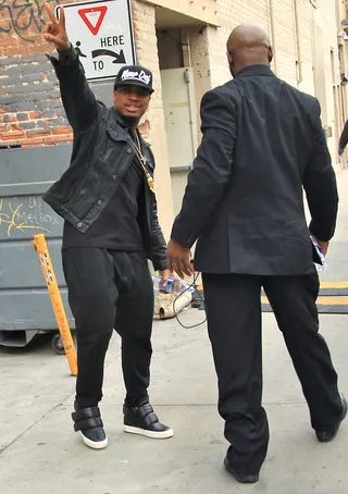 Peace - Ne-Yo arrives for a performance on Jimmy Kimmel Live! and says peace to the paps awaiting outside the Los Angeles studios.(Photo: Cathy Gibson, PacificCoastNews)