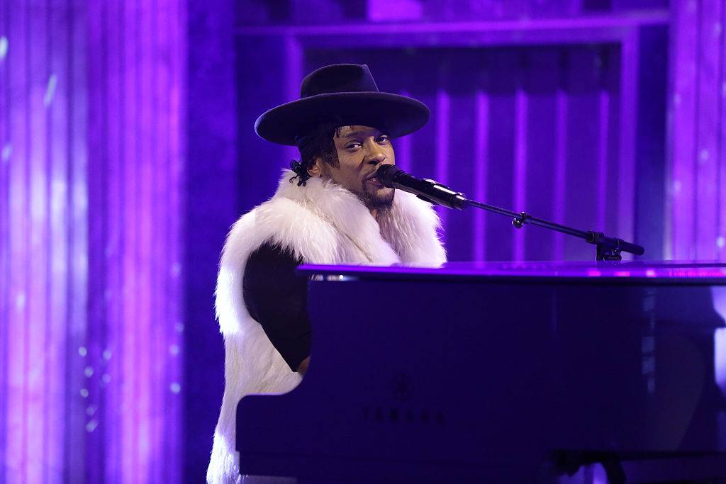 THE TONIGHT SHOW STARRING JIMMY FALLON -- Episode 0458 -- Pictured: Musical guest D'Angelo performs on April 26, 2016 -- (Photo by: Andrew Lipovsky/NBC/NBCU Photo Bank)
