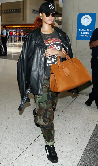 Focused - Rihanna arrives to LAX Airport dressed casually and makeup free before departing on her flight.(Photo: Splash News)