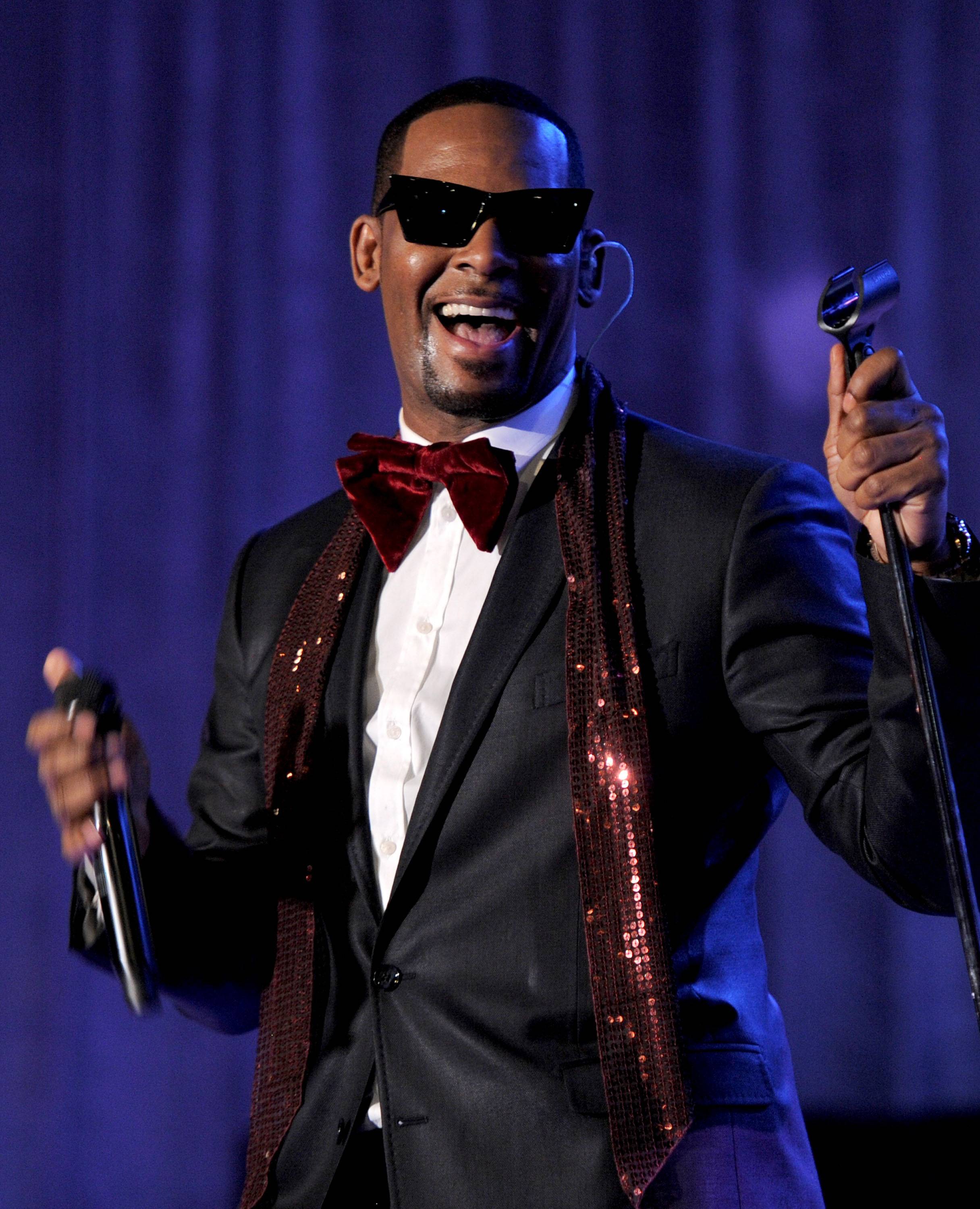 'We Thuggin' Fat Image 6 from 12 of R. Kelly's Catchiest Hooks BET