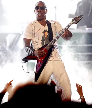 Jamie Foxx - The actor/singer and host, who was nominated for three awards that year, including Best Male R&amp;B Artist,&nbsp;performs the Jackson 5's &quot;I'll Be There&quot; in honor of the King of Pop.&nbsp;(Photo: Vince Bucci/PictureGroup)