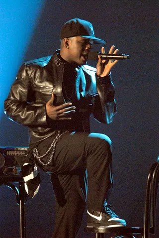 Ne-Yo - The "Sexy Love" and "So Sick" singer and three-time award nominee gives the ladies what they came for. (Photo: L. Cohen/WireImage.com)