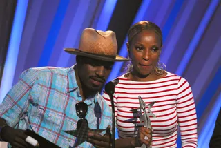 Andre 3000 and Mary J. Blige - The Queen of Hip Hop R&amp;B accepts the Video of the Year award for "Be Without You" from the OutKast member who won Best Video of the Year in 2004.  (Photo: M. Caulfield/WireImage.com)