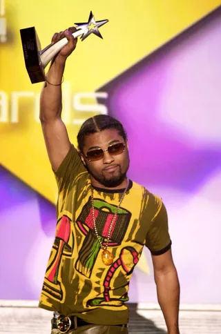 Musiq Soulchild - The soul singer raises his award for&nbsp;Best Male R&amp;B Artist&nbsp;like a fist as he undoubtedly still rides the wave of success of his hit debut album,&nbsp;Aijuswanaseing. (Photo: M. Caulfield/WireImage)