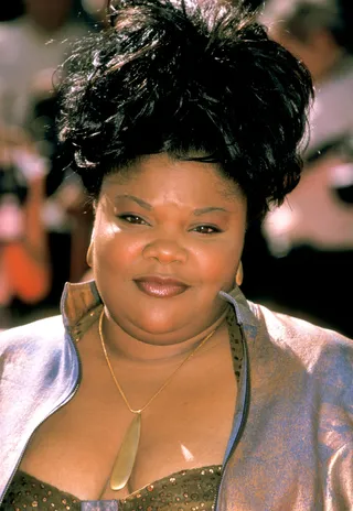 Mo'Nique\r&nbsp; - The comedian and actress arrives in glittering gold tones for the big night.&nbsp;(Photo: Ron Galella/WireImage)