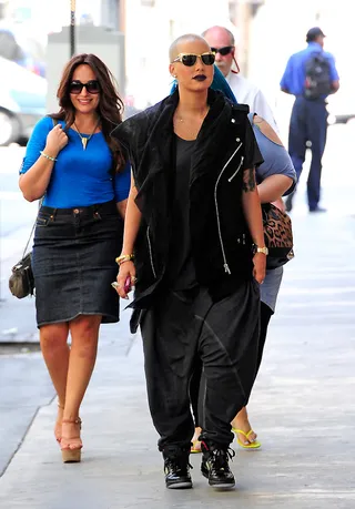 All Black Everything - Amber Rose is spotted having lunch with friends at Afshan Glatt Kosher restaurant in downtown Los Angeles.&nbsp;(Photo: EM43 / Splash News)