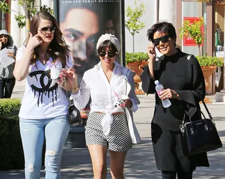 Kardashian Klan - Matriarch Kris Jenner is accompanied by her daughters Khloe and Kourtney Kardashian&nbsp;to shop up a storm at the Calabasas commons while filming with their reality TV crew.&nbsp;&nbsp;(Photo:&nbsp;Splash News)