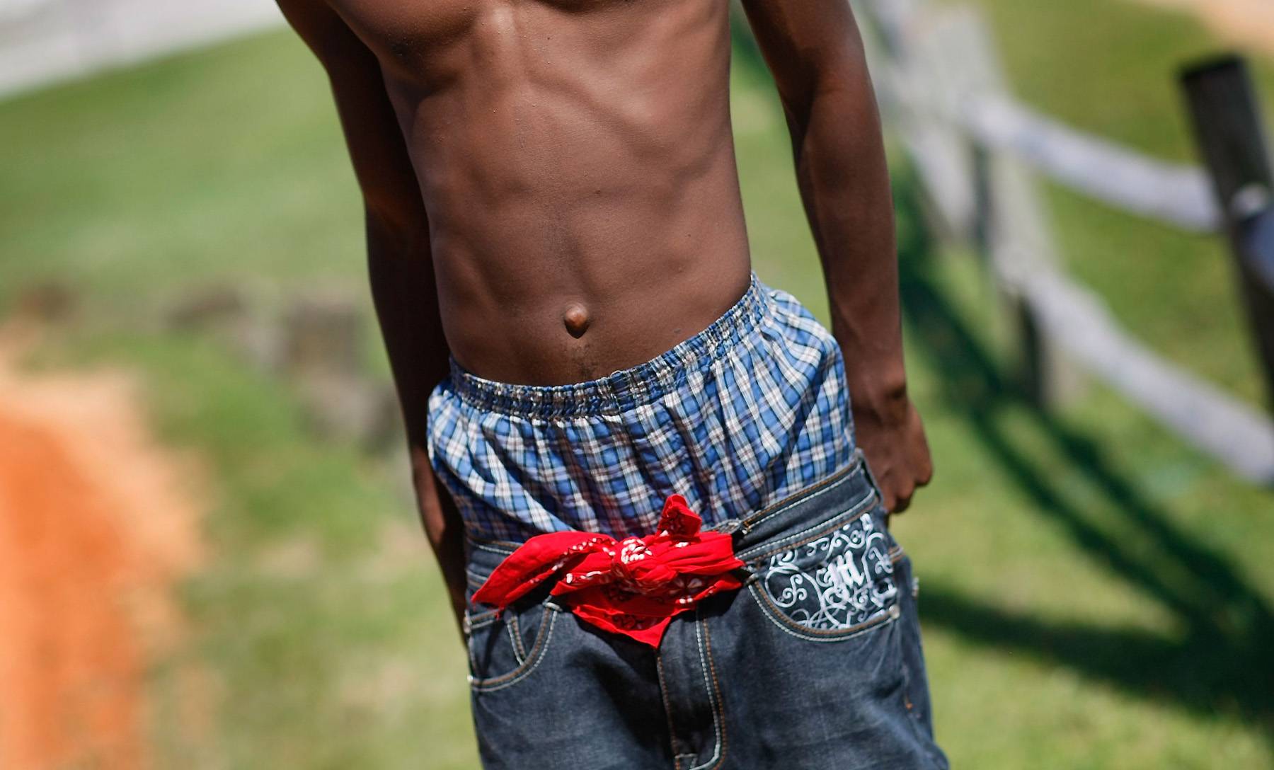 Saggy pants banned on Fort Worth buses - how low is too low? - CBS News