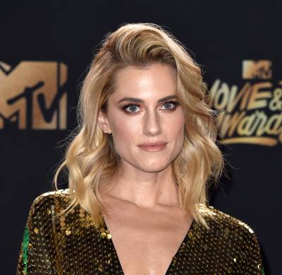 Allison Williams - Actress Allison Williams attends the 2017 MTV Movie and TV Awards in flawless makeup and loose waves.(Photo: Alberto E. Rodriguez/Getty Images)