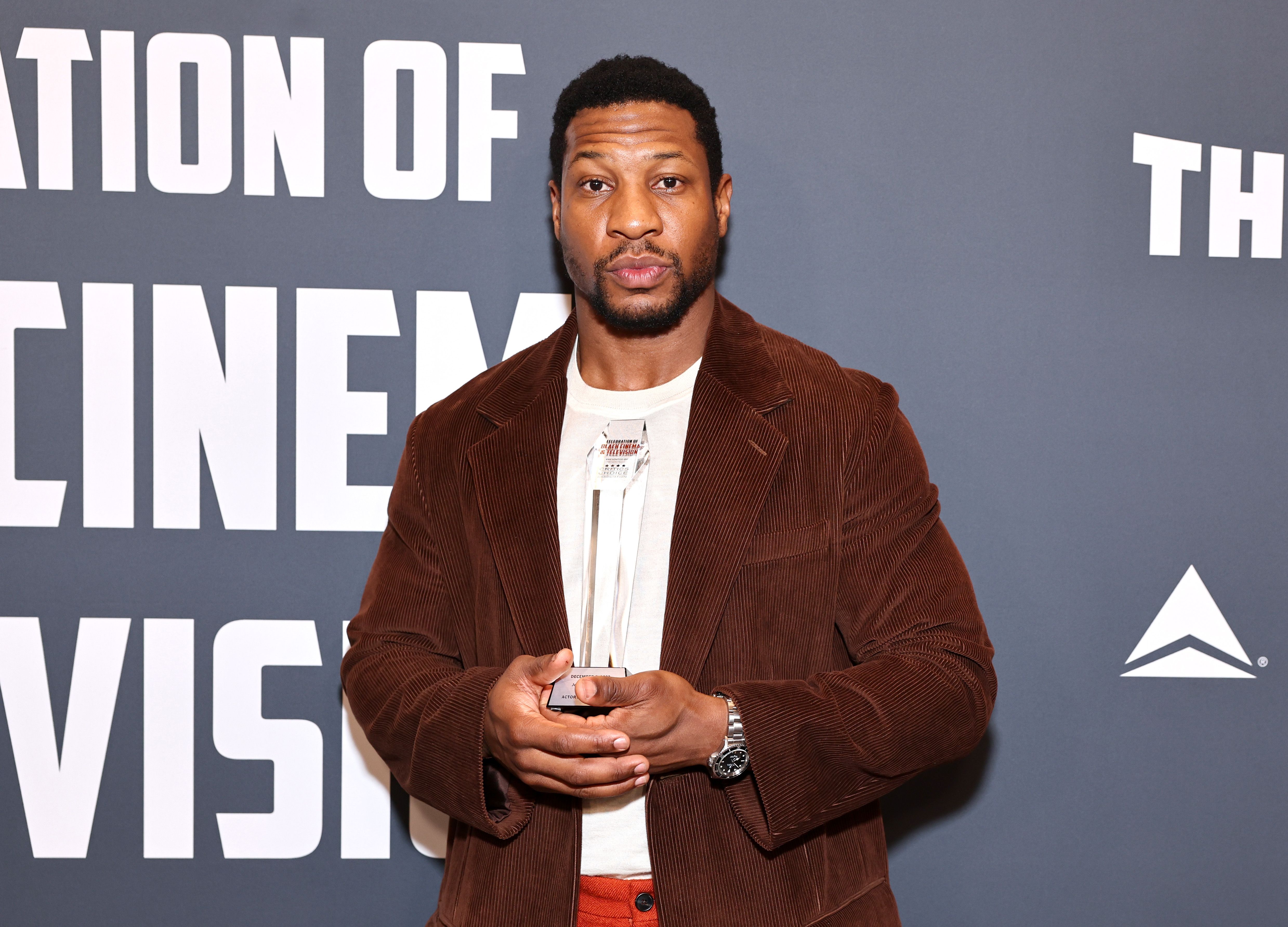 Jonathan Majors' Driver Testifies He Didn't See The Actor Hit His Ex-Girlfriend | News - Vimarsana News