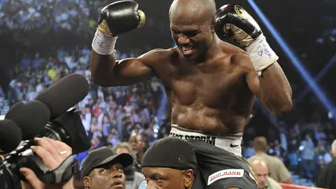 Controversial Decision - Saturday night Timothy Bradley ended Manny Pacquiao's seven-year undefeated run to win the WBO welterweight title in a split decision by the judges.&nbsp; &quot;Promoter Bob Arum fumed, the crowd at the MGM Grand arena booed, and Pacquiao seemed stunned when the decision was announced,&quot; writes the Associated Press. Do you agree with the decision? Take our poll and see the the fight in pictures. — Deborah Creighton Skinner(Photos AP Photo/Chris Carlson)