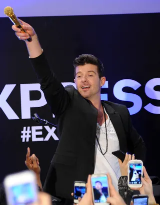 Sing-Along With Me - Robin Thicke&nbsp;gets the crowd involved during his performance at the Grand Opening of EXPRESS Times Square in New York City. (Photo: Ilya S. Savenok/Getty Images for EXPRESS)