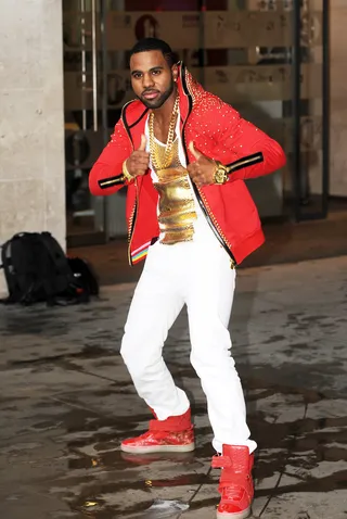 Posin' - Jason Derulo&nbsp;gives the paparazzi two thumbs up outside BBC Radio 1 in London. (Photo: WENN.com)