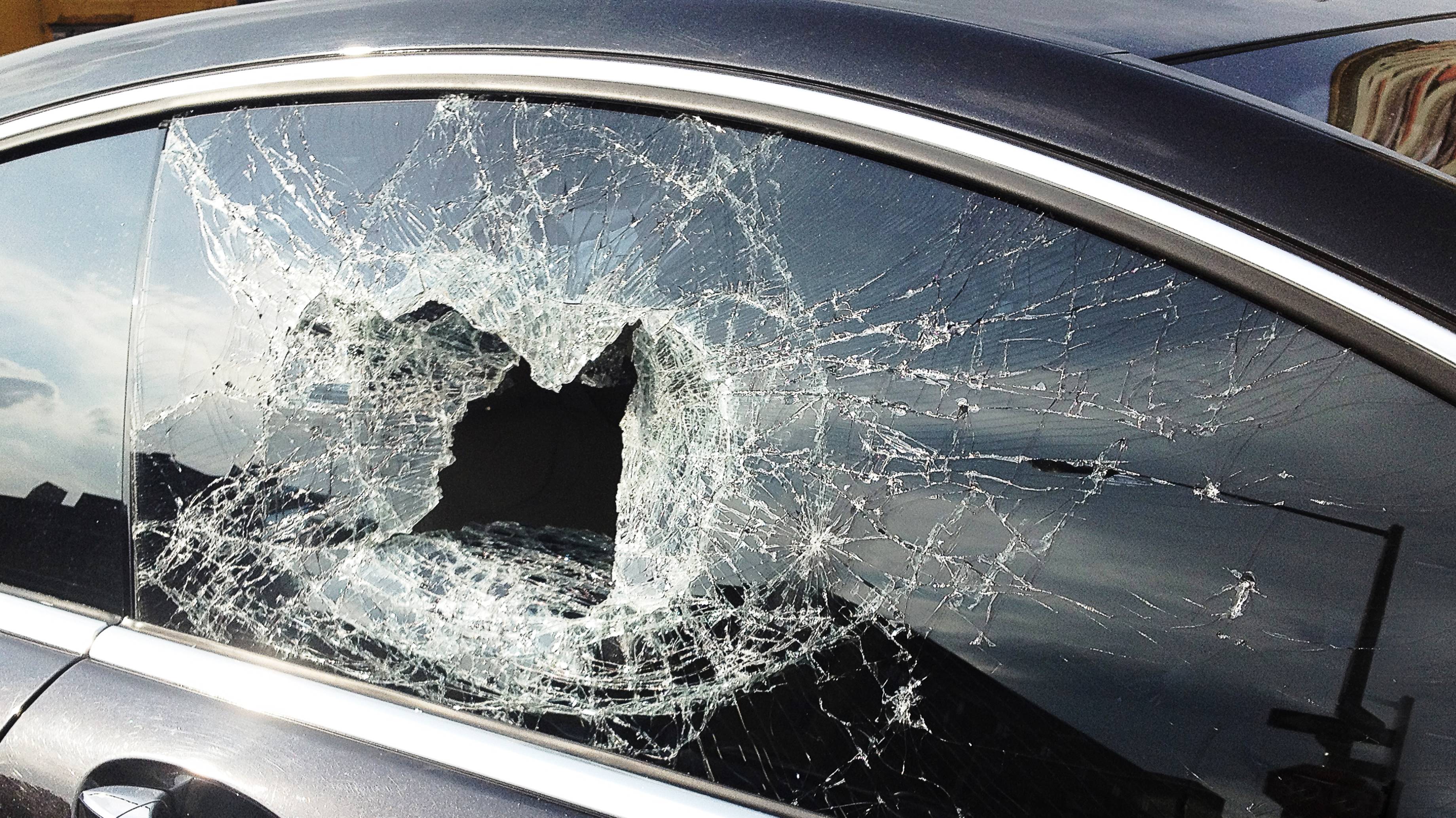 Разбили по ошибке. Разбитые стекла в машине. Машина с разбитым стеклом. Разбитое окно. Разбитое окно машины.
