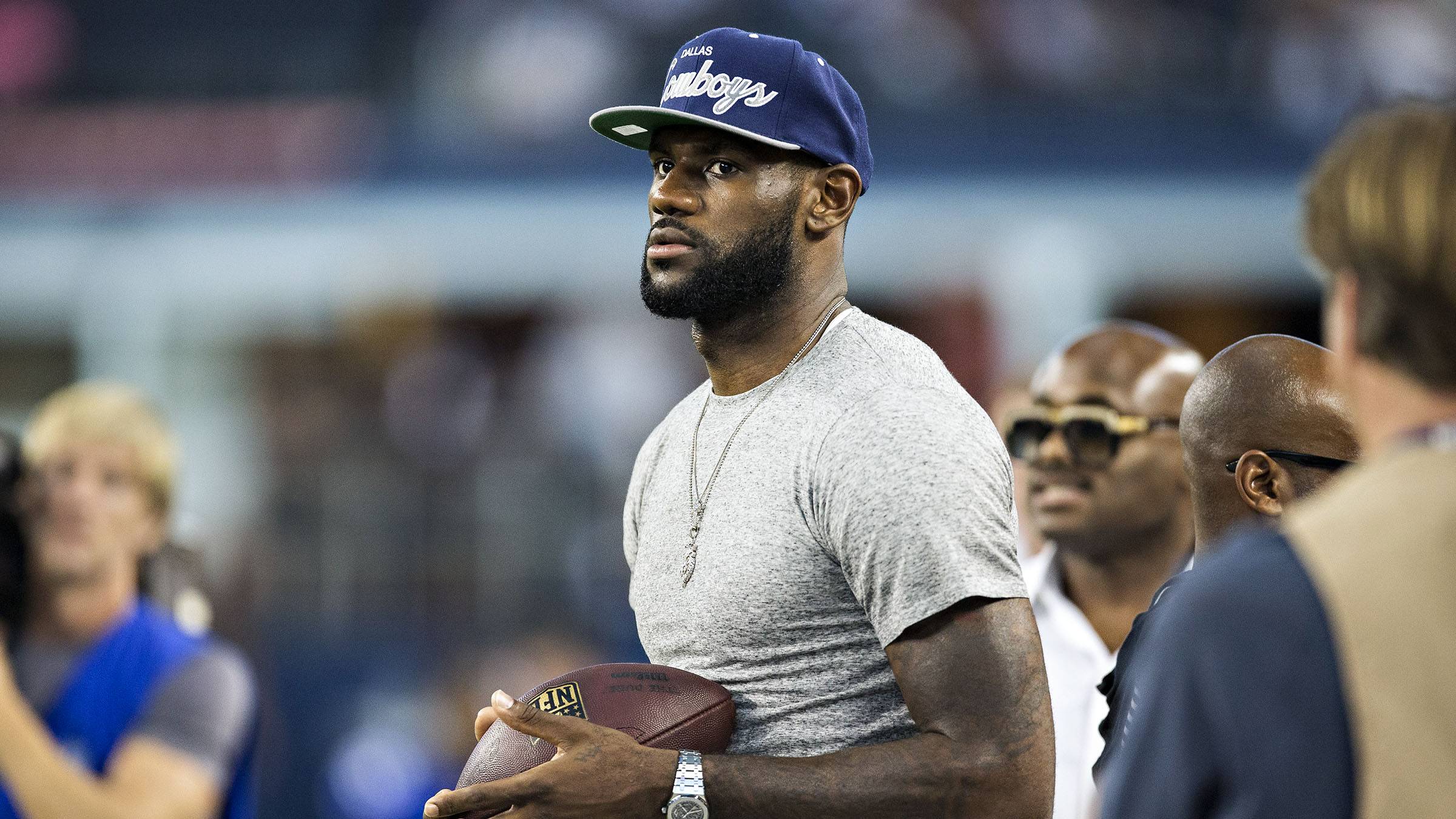 Lebron James says he's no longer a Dallas Cowboys Fan for the dumbest  reason ever.