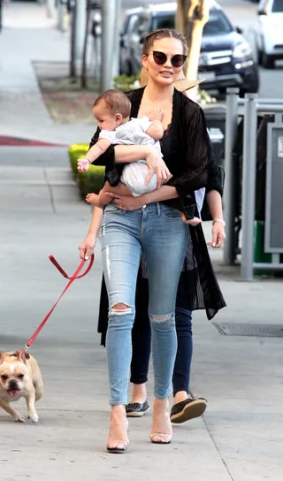 Chrissy Teigen - Chrissy Teigen takes baby Luna clothes shopping at Bel Bambini in Beverly Hills&nbsp;(Photo: WENN.com)