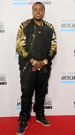 Sean Kingston - The singer strikes a serious pose for the cameras before entering the Nokia Theater. He dressed up his black tee and jeans with gold jewelry and bomber.  (Photo: Jason Merritt/Getty Images)