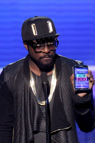 Will.i.am Pushes the AMAs to Recycle - Will.i.am discusses the AMA's move to go paperless and use the Samsung Galaxy Note II to present awards.(Photo: Kevin Winter/Getty Images)