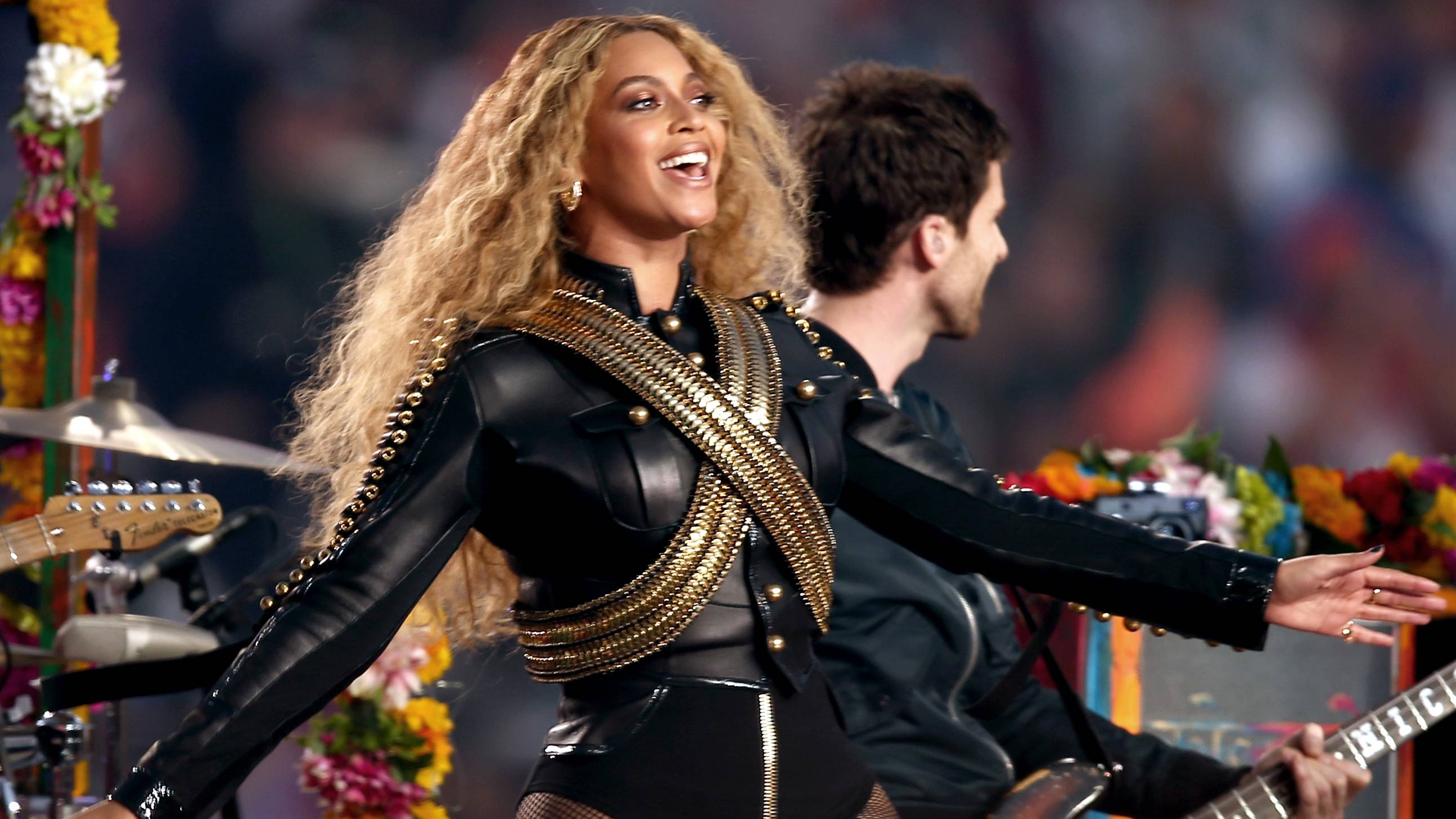 JAY-Z and Beyoncé turned up during the Super Bowl halftime show — Attack  The Culture