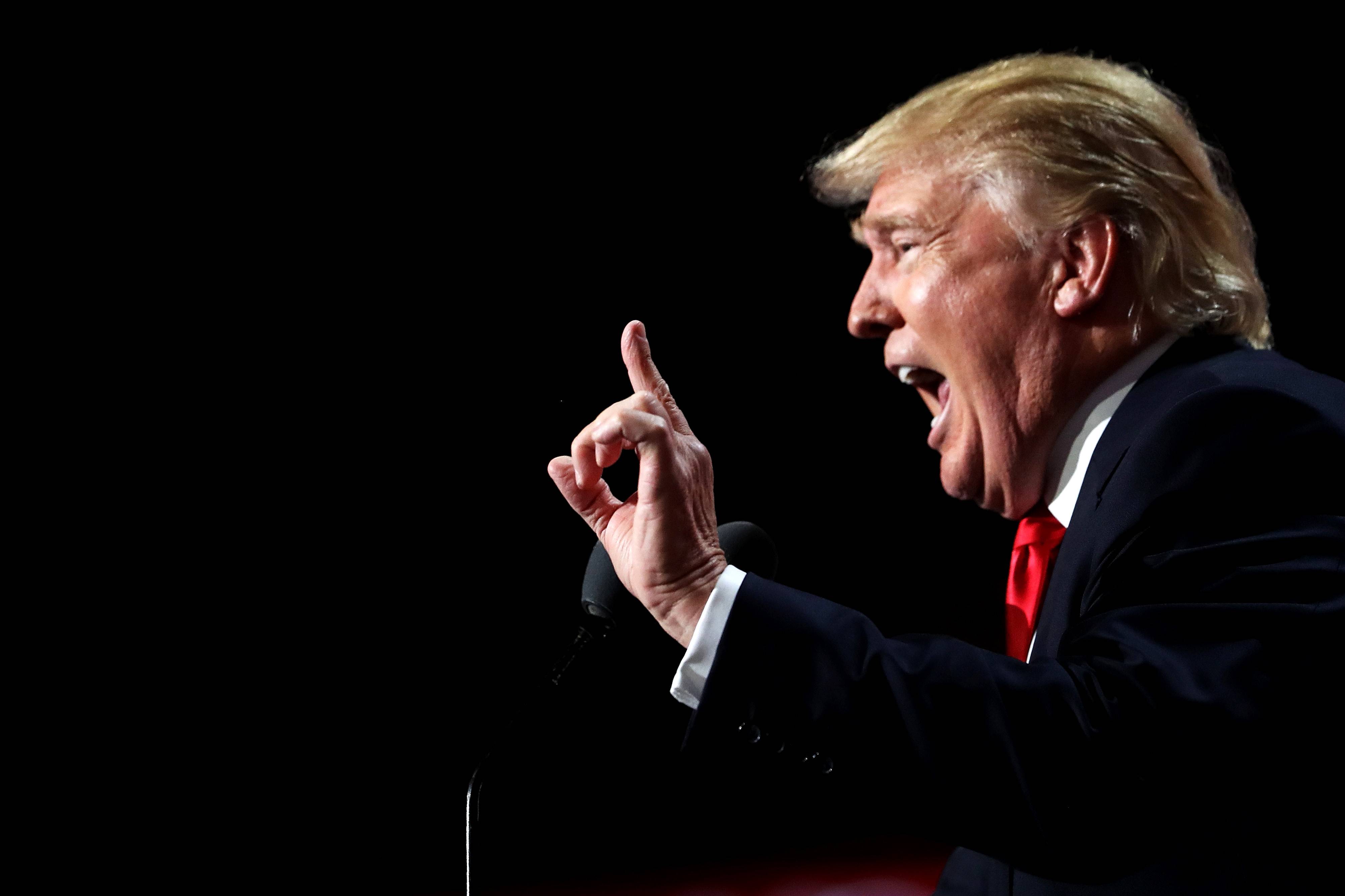 Как прошли дебаты трампа и байдена. Байден против Трампа. Трамп и Байден фото.