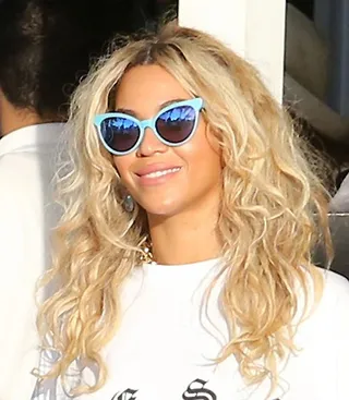 Beyoncé - Our favorite blonde beauty shuts down the sidewalks of Miami with her platinum beach waves and a creamy nude lip.   (Photo: KDNPIX)