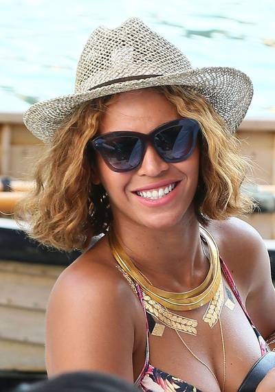 Beyoncé - We’ll take that smile, nude lip, blonde beach waves and flawless skin, Bey, thanks. She woke up like this. &nbsp;  (Photo: FameFlynet, Inc)