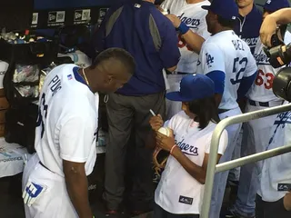 Mo'ne Davis Throws First Pitch at Dodgers Game - Little League Baseball pitcher Mo'ne Davis threw out the ceremonial first pitch to the start of the game between the Los Angeles Dodgers and Washington Nationals on Tuesday. She also signed an autograph for star Yasiel Puig in the Dodgers dugout.(Photo: Los Angeles Dodges via Twitter)