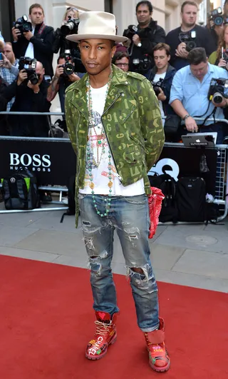 Play It Cool - Pharrell Williams&nbsp;goes for a more casual look at this year's GQ Men of the Year awards at The Royal Opera House in London. (Photo: Anthony Harvey/Getty Images)