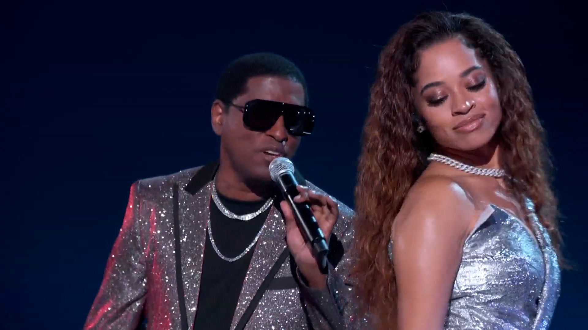 Ella Mai kicks off her BET Awards 2022 performance with her lovesick hit "DFMU," then is joined onstage by Babyface for "Keeps on Fallin'" and Roddy Ricch for "How."