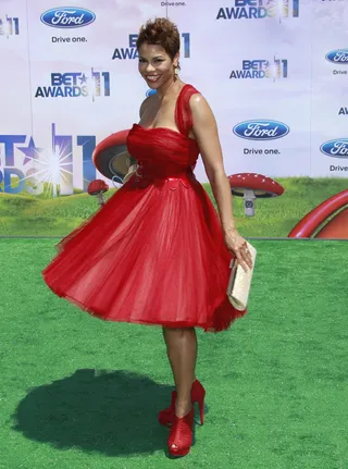 April Woodard in Wonderland - The lovely BET News correspondent is right in step with this year's "Through the Looking Glass" theme in this redder than red carpet dress with shoes to match.