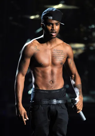 Trey Songz - Trey Songz took to Twitter to defend his honor after BET Awards host Kevin Hart admonished him for always being shirtless, calling him a "beige greyhound." The R&amp;B bad boy said: @TreySongz :#f---outtahere @KevinHart4real no shirt!! All day!! By myself!! One man!! Eva go night night n----!! http://lockerz.com/s/114548898