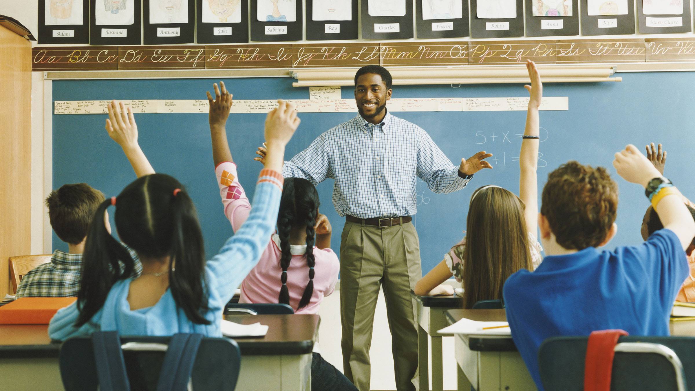 School has teachers. Счастливый учитель. Учителя в Великобритании. Уроки учителя. Учитель с учениками темнокожими.