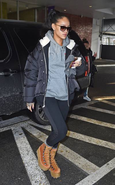 The Daily Grind - Rihanna,&nbsp;still cute and stylish in this dressed-down look, arrives at the dentist's office in New York City.&nbsp;(Photo: TS, PacificCoastNews)