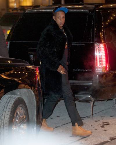 Classic Edge - Jay Z&nbsp;was spotted hitting up the SNL 40 after-party in his signature look: Timbs, a fitted and a sharp coat.(Photo:&nbsp;IGGI/@PapCulture/Splash News)&nbsp;