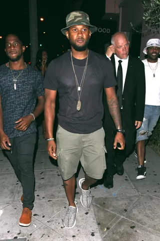 The Turn Up - Usher arrives with his crew at 1OAK nightclub in West Hollywood.(Photo: FJRNEWZ / Splash News)