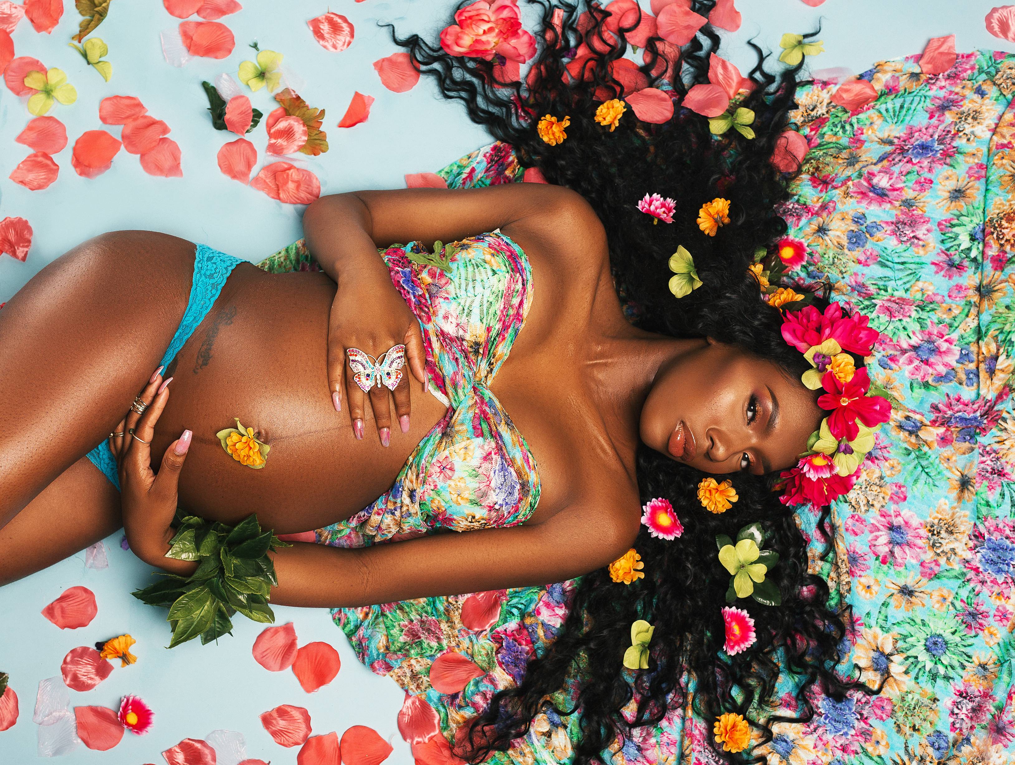 This Woman's Maternity Shoot Is Breaking the Internet in Beyoncé-Like  Fashion, News