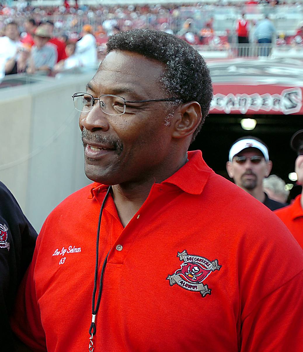 Buccaneers Hall of Fame defensive end Lee Roy Selmon dead at 56