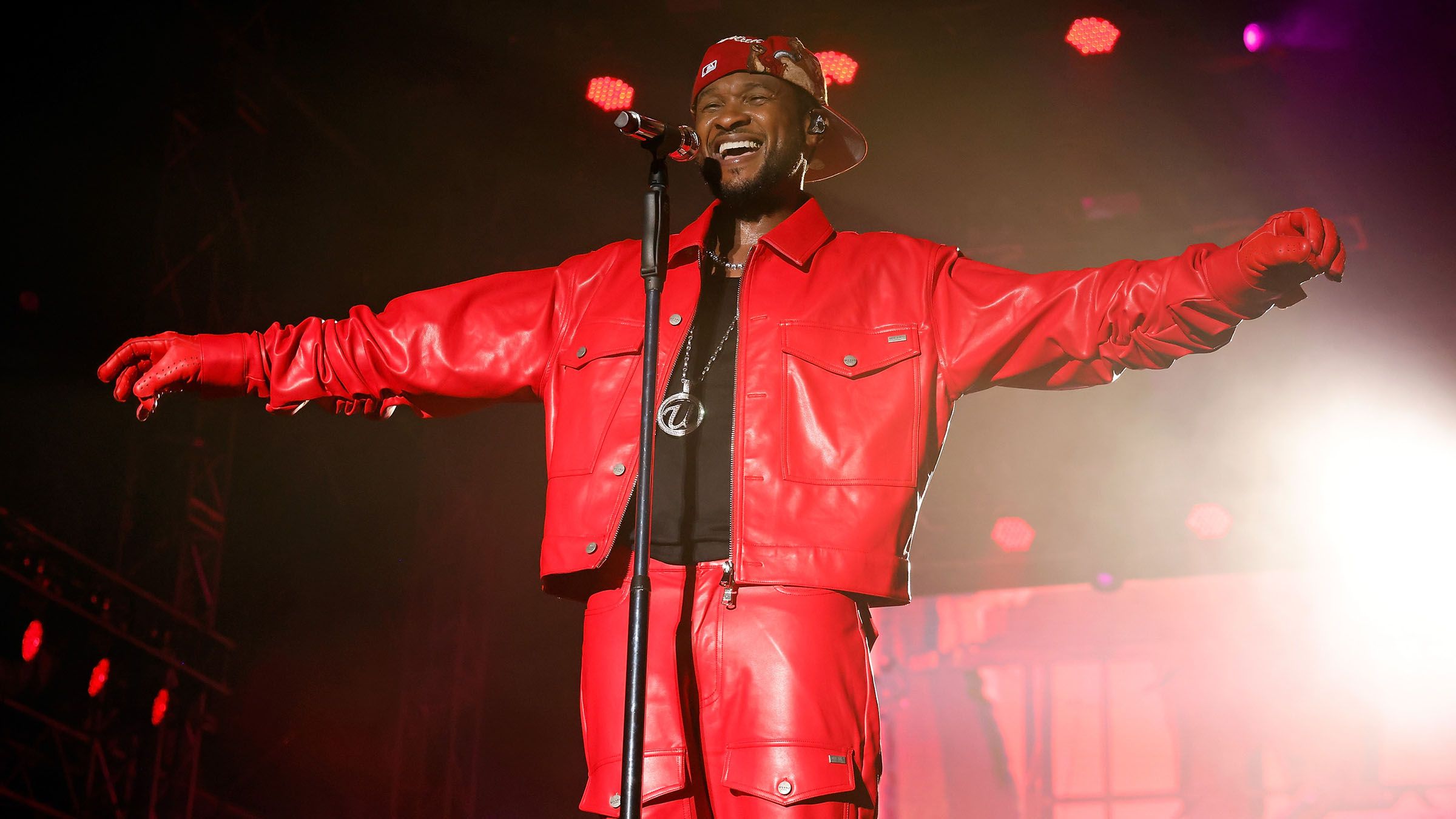 Usher Acknowledges Girlfriend Jenn Goicoechea During Final Performance of Las Vegas Summer Residency - Vimarsana News