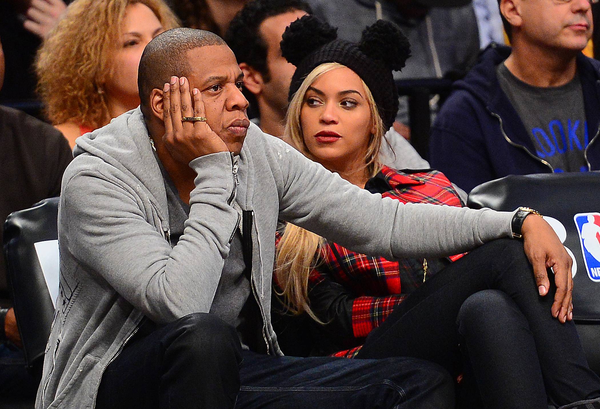 The Hand on the - Image 9 from Beyoncé and Jay Z's Cutest Courtside ...