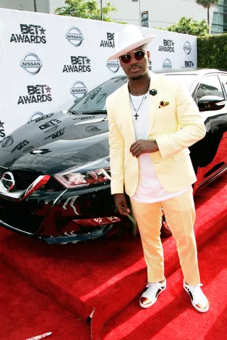 Ne-Yo - The "She Knows" crooner&nbsp;is anything but mellow in a pale yellow suit, his signature fedora and gold-tipped white sneakers.   (Photo: Maury Phillips/BET/Getty Images for BET)