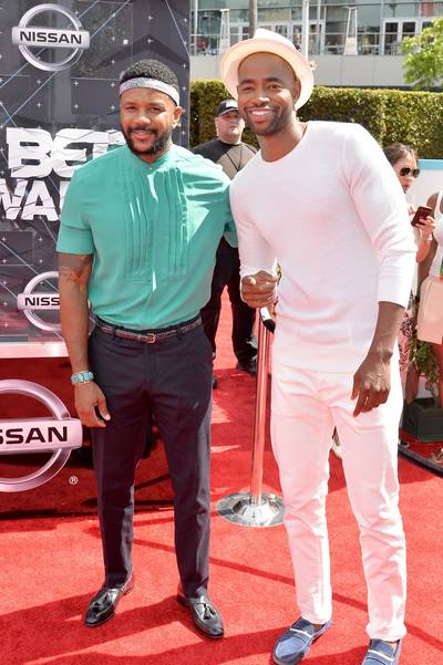 Hosea Chanchez and Jay Ellis - The Game guys chop it up on the BET Awards red carpet. Hosea switches up his look for this Burberry design and Tom shoes and Jay stays clean in all white.&nbsp;  (Photo: Earl Gibson/BET/Getty Images for BET)