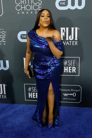 Niecy Nash - Niecy looked gorg in blue sequin gown by Tadashi Shoji Resort 2020.&nbsp;(Photo: Taylor Hill/Getty Images)