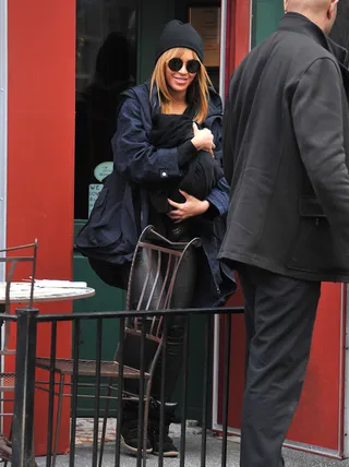 Bey and Blue - Beyoncé Knowles leaves Sant Ambroeus restaurant in New York City's West Village with baby Blue Ivy bundled up and covered up from the prying eyes of the paparazzi.&nbsp; (Photo: Alo Ceballos/WireImage)
