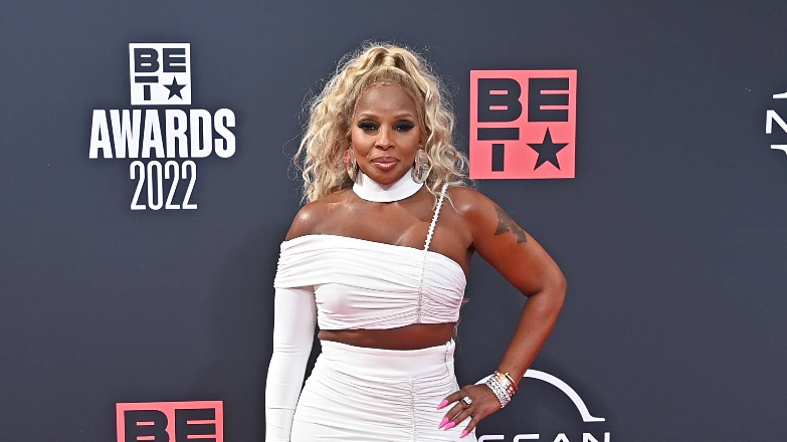Whoa, Mary J. Blige's Abs Are Crazy Toned In The Most Fab Gucci Crop Top