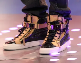 Star Stunner - Jason Derulo rocks some black and gold shoes while on 106.&nbsp;(Photo: Bennett Raglin/BET/Getty Images for BET)