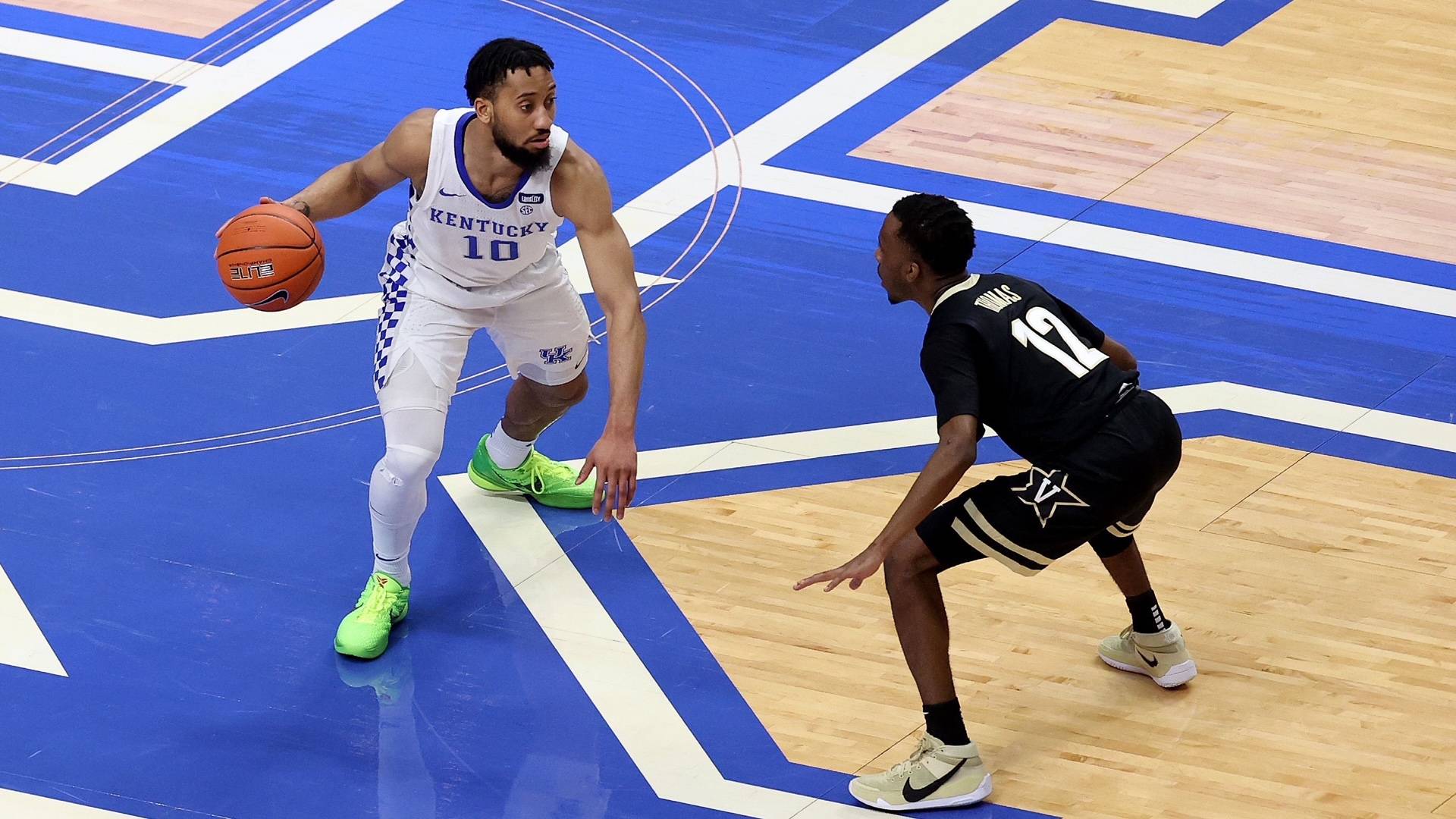 university-of-kentucky-basketball-players-backed-after-kneeling-at-game