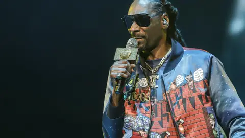 MIAMI, FLORIDA - JANUARY 31: Snoop Dogg performs at the Bud Light Super Bowl Music Fest - Night 2 at American Airlines Arena on January 31, 2020 in Miami, Florida. (Photo by John Parra/Getty Images for Bud Light)