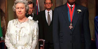 A Royal Visit - Queen Elizabeth II partied with Mandela at a banquet in Cape Town, South Africa, in 1995.&nbsp;(Photo: Tim Graham/Getty Images)